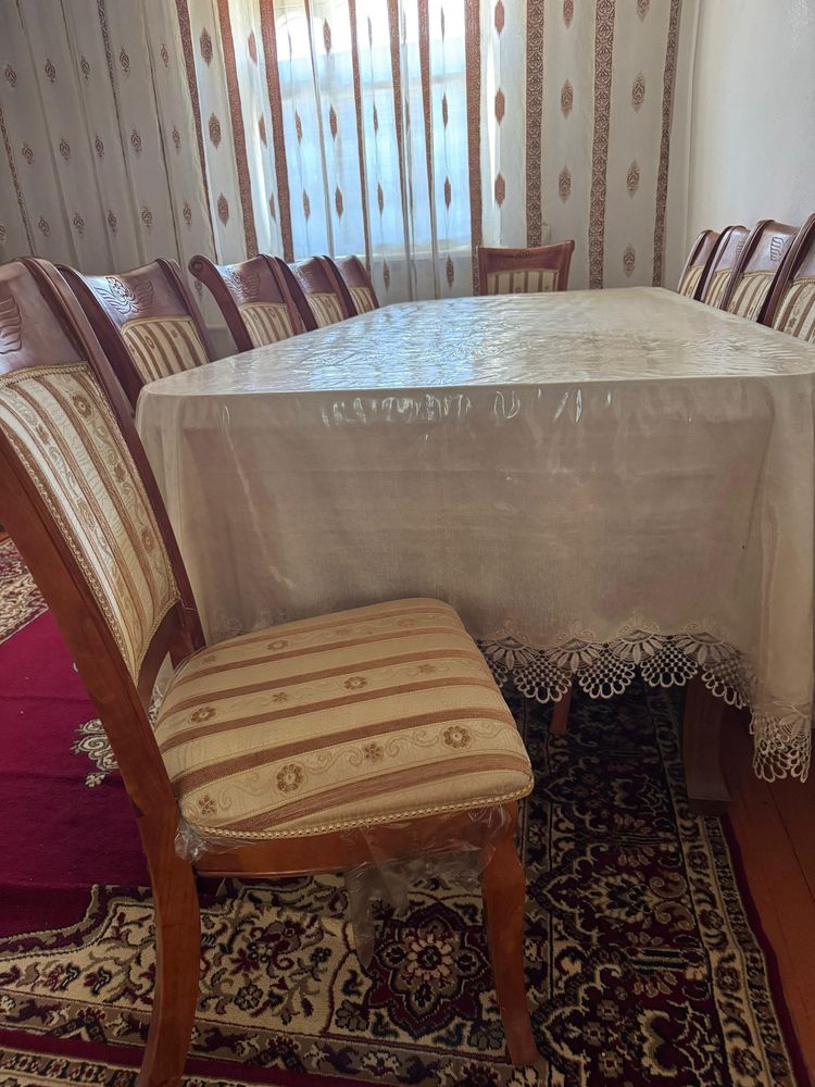 Стол и стулья для гостевой