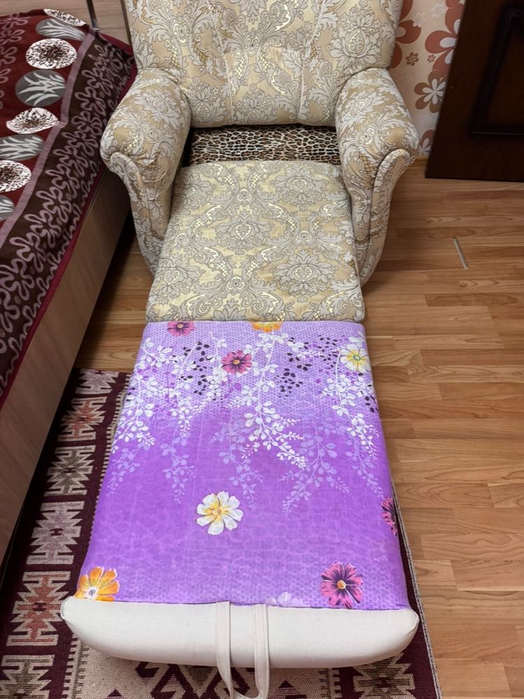 Продается мягкий, удобный диван с двумя креслами в комплекте.