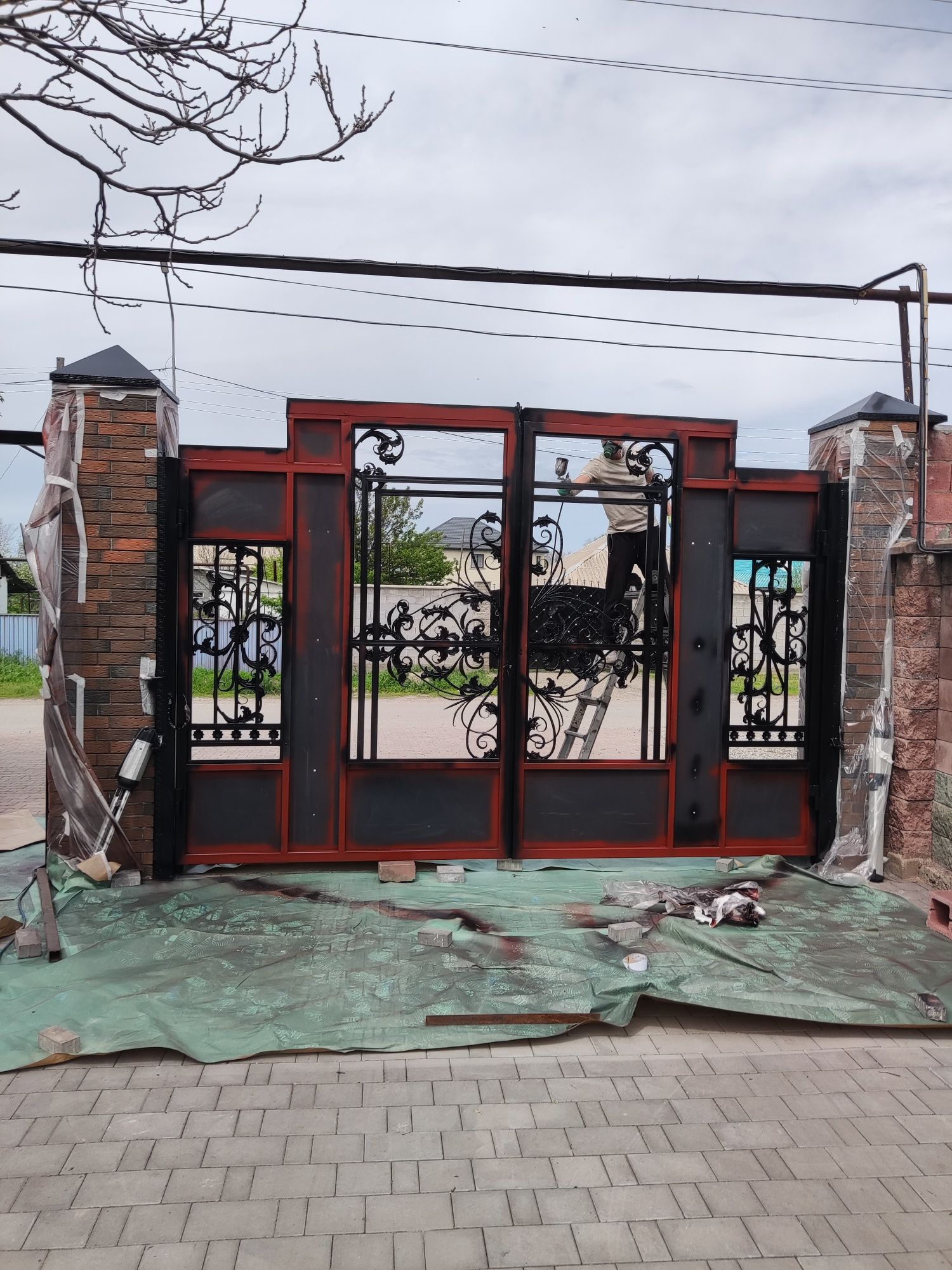 Покраска ворот, забора, крыш зданий, реставрация, ремонт