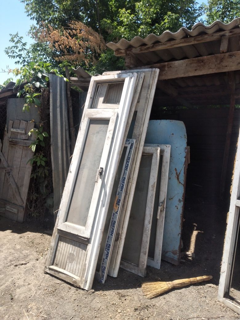 Балкоға арналған сатам бу арналары кейбіреу сынған полный бір балкоға