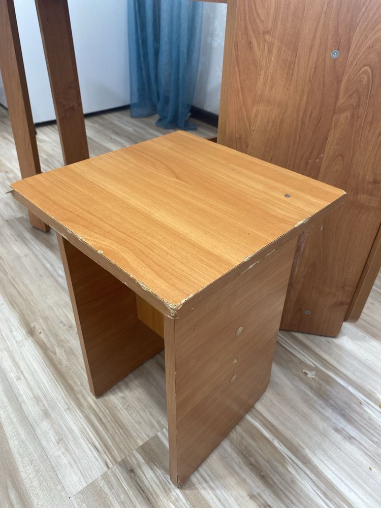 Стол и 2 табуретка