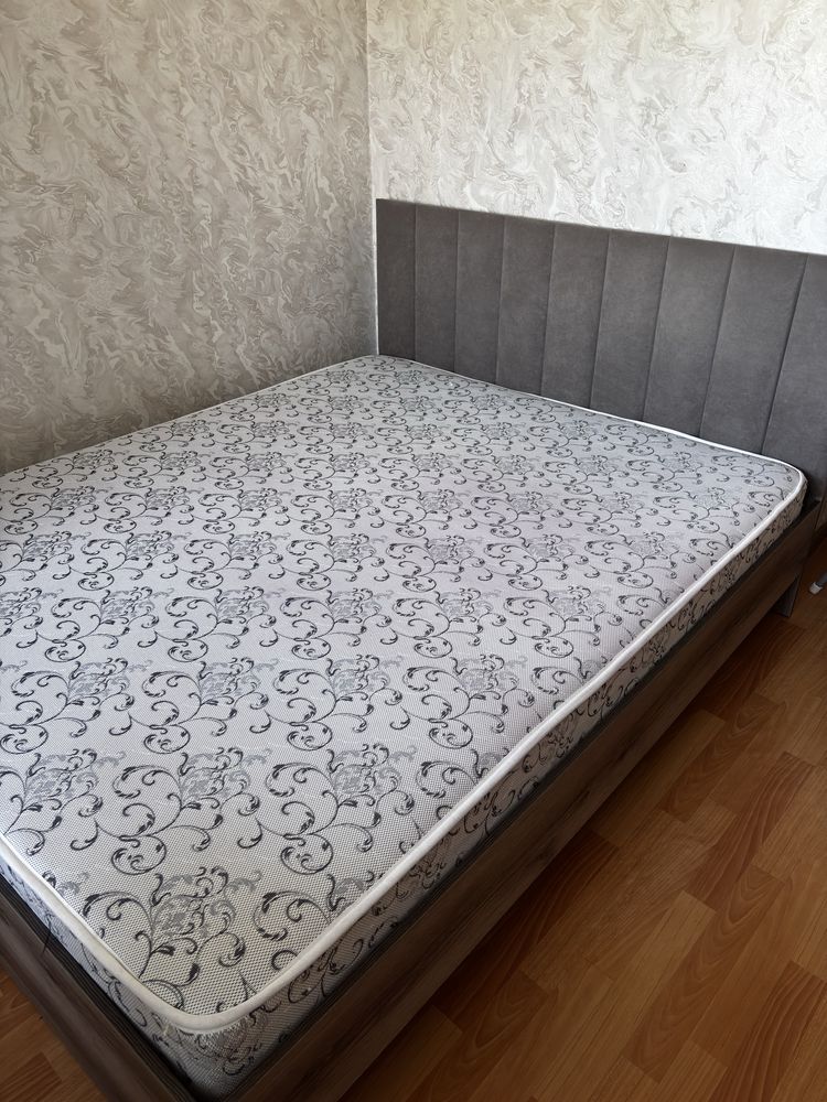 Кровать с матрасом, отличное состояние!