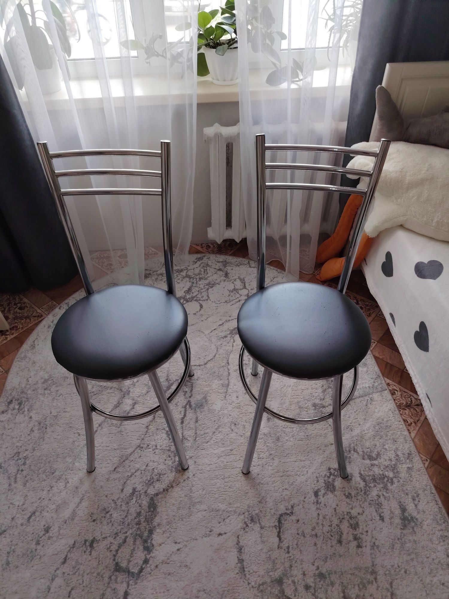 Продам 2 стула со спинкой