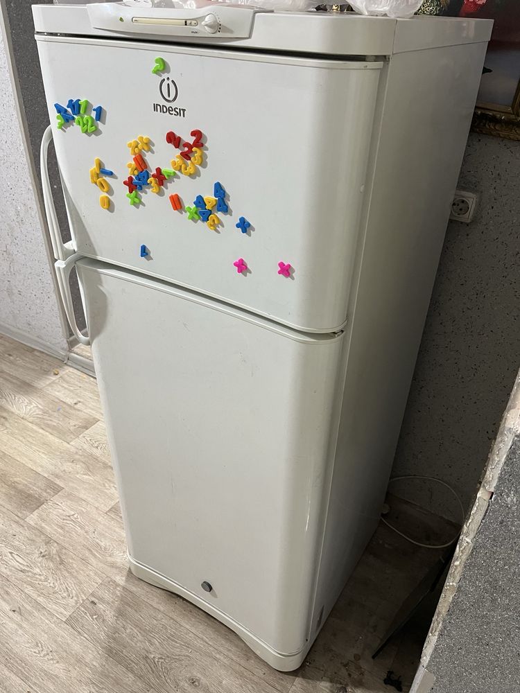 Холодильник Indesit