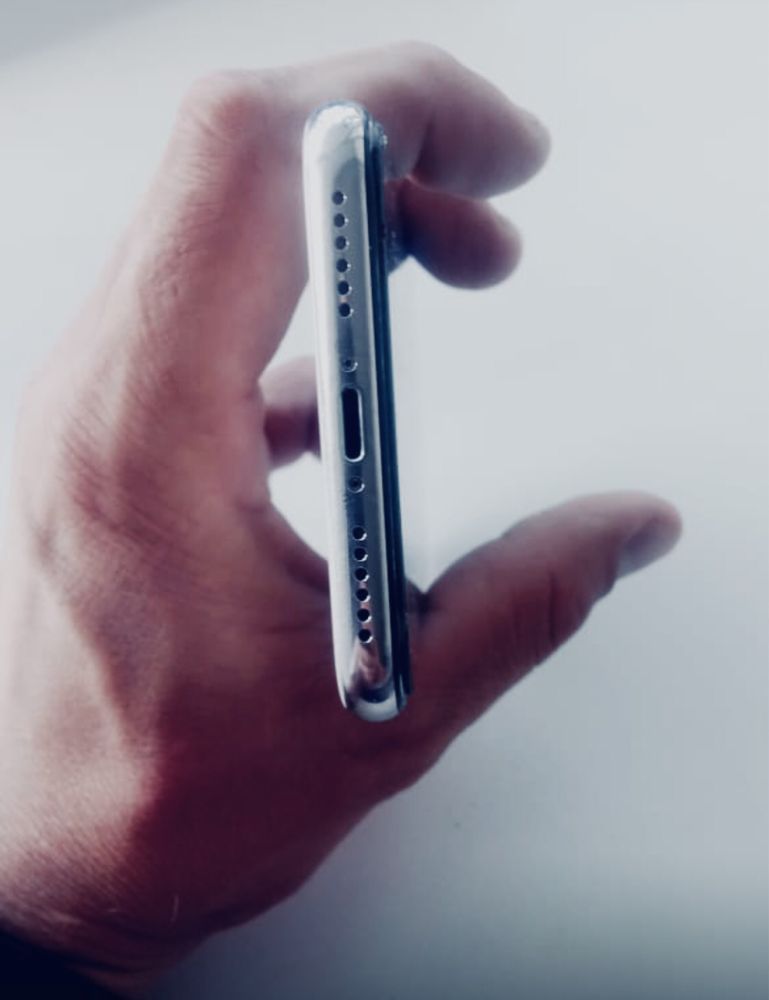 Продам iPhone X 10 в хорошем состоянии