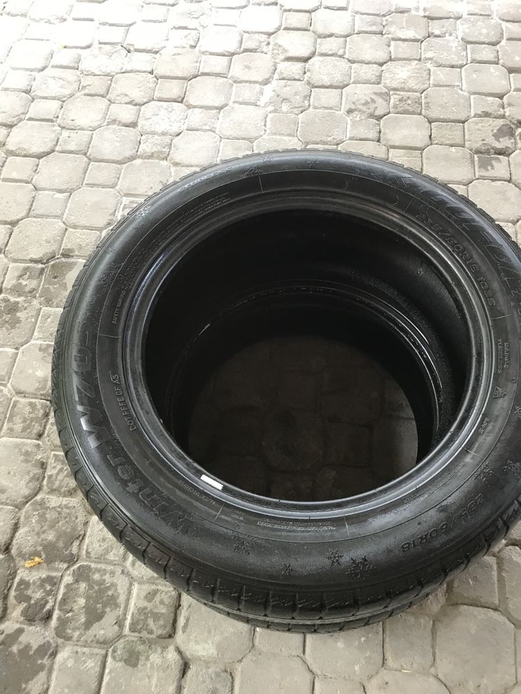 Продам 2е шт шины 235/60R18