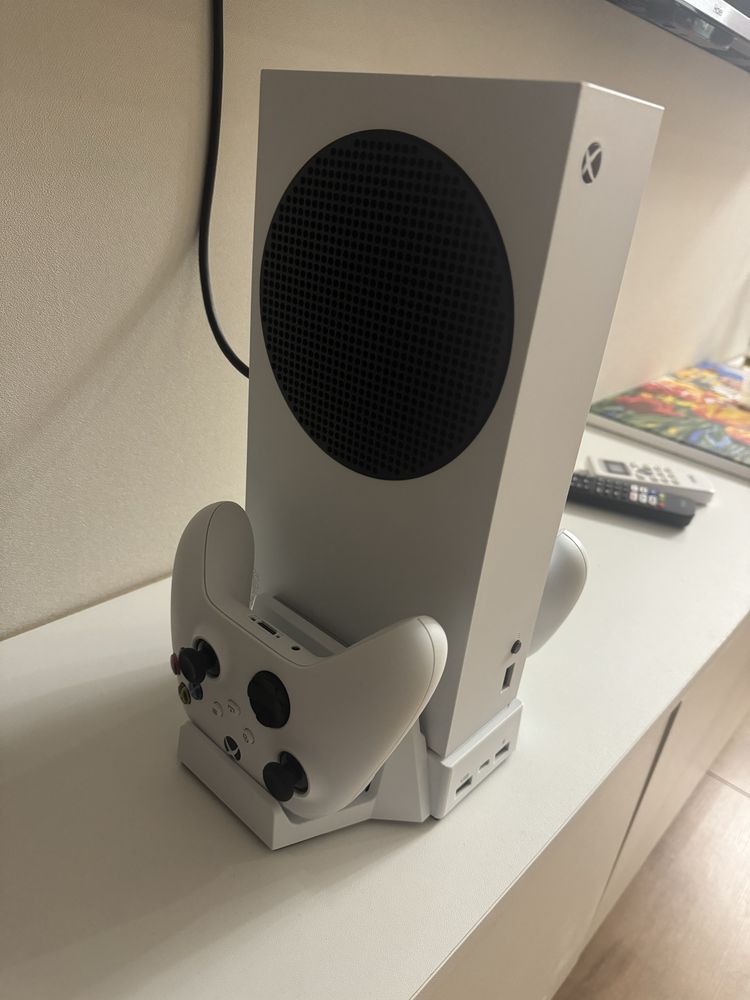 Продам Xbox series S 2 джойстика