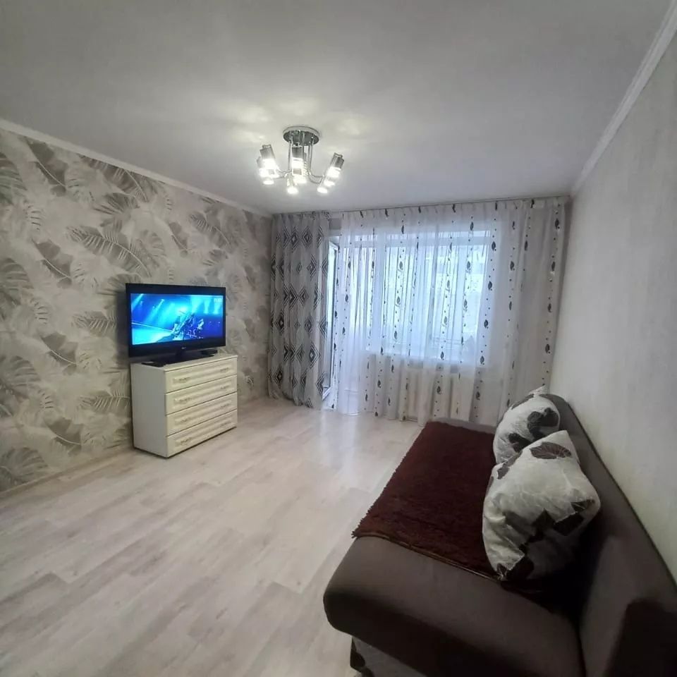 По часам. с кондиционером 1 ком.в центре