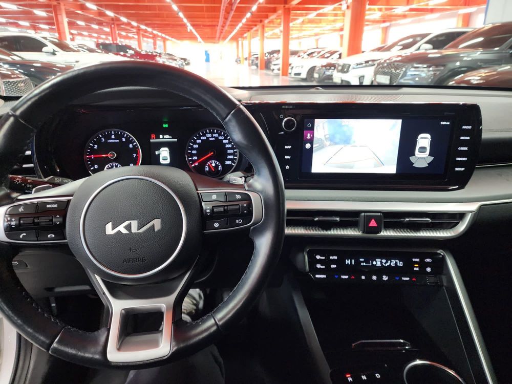 Kia K5 автомобиль