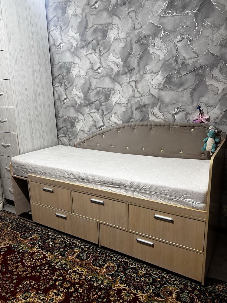 Продам кровати + стол и шкаф