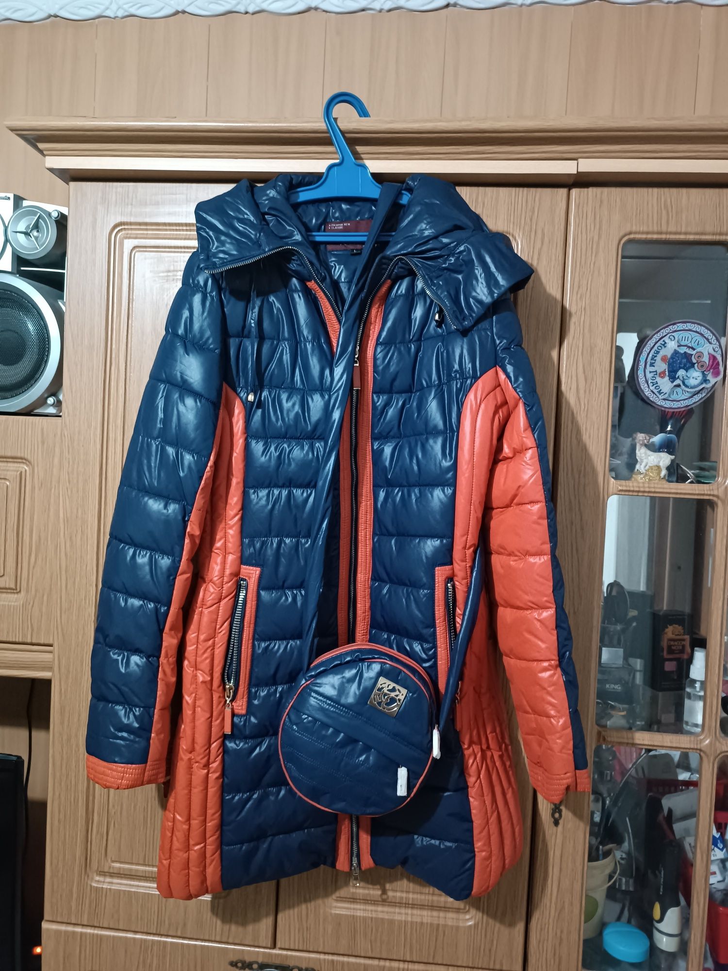 Продам женскую куртку