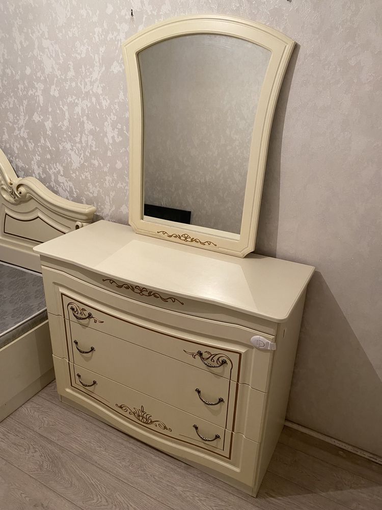Продается спальный гарнитур