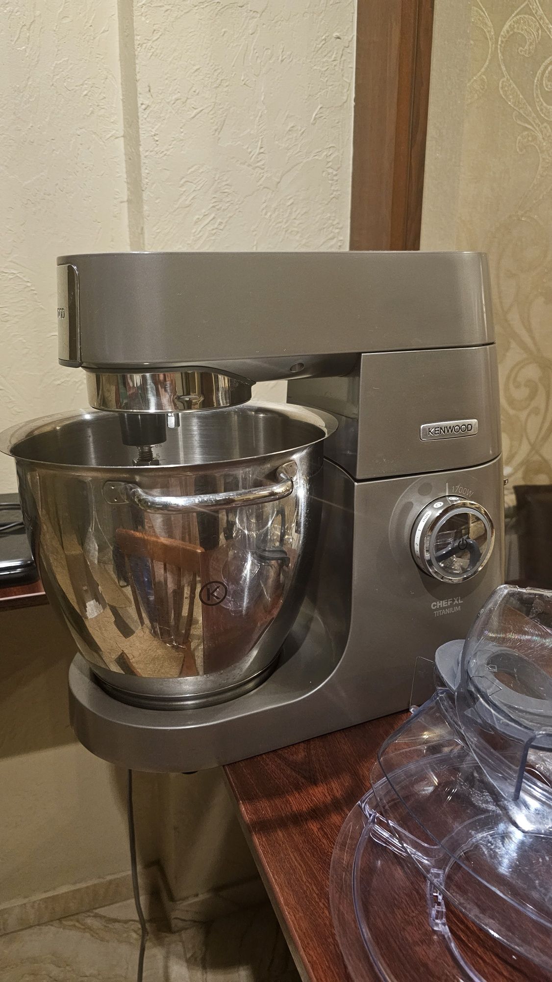 Продам кухонную машину Kenwood chef XL titanium