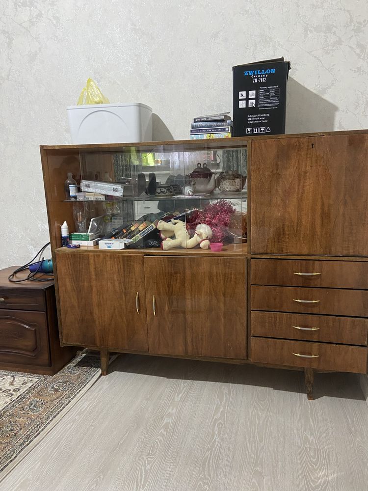 Продам сервант деревяный в хорошем состояний закрывается на ключ