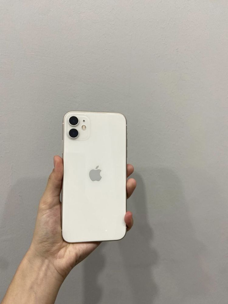 IPhone 11 64 GB в белом и черном цвете, в хорошем состоянии