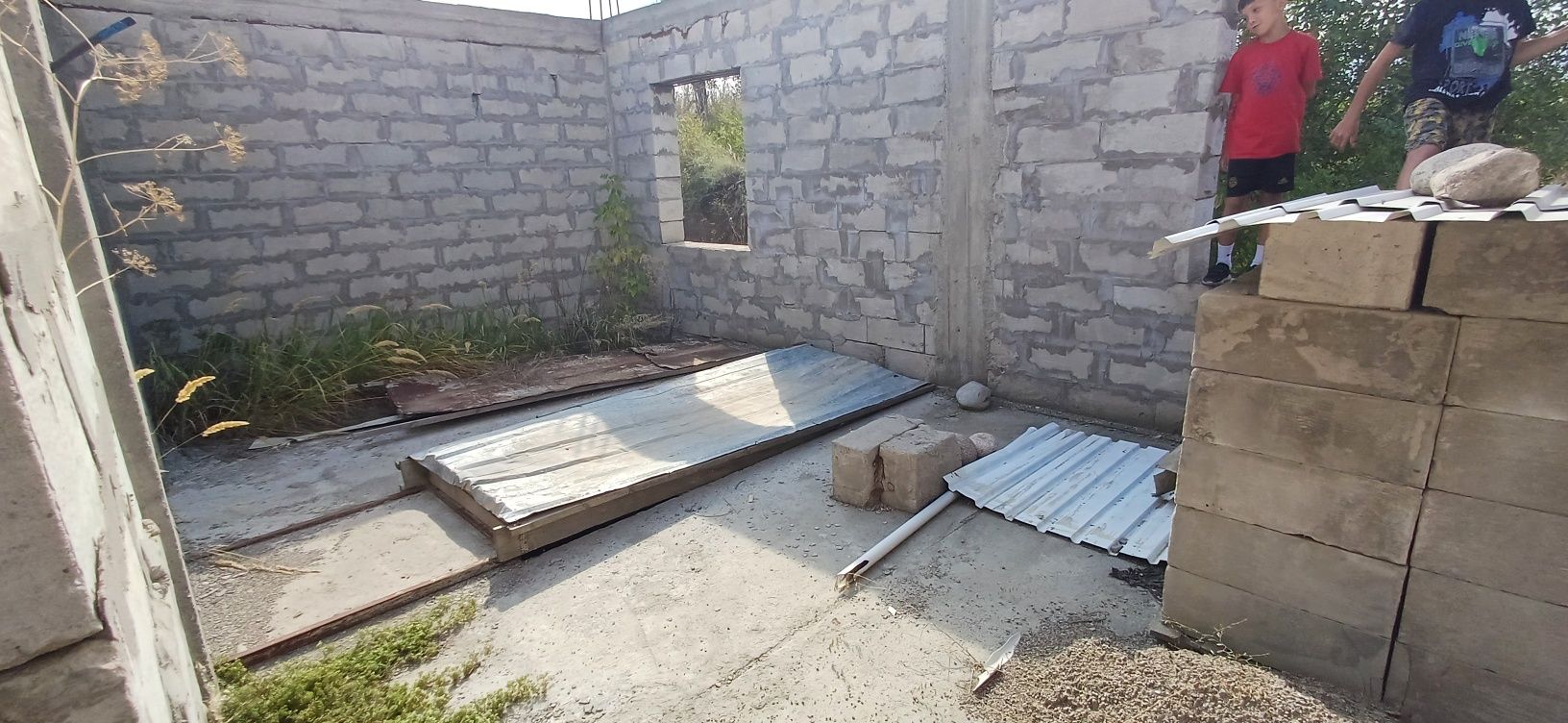 Продам  участок с недостроенным домом