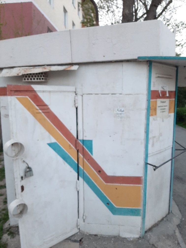 Продаётся бутка и аппарат для напиток.