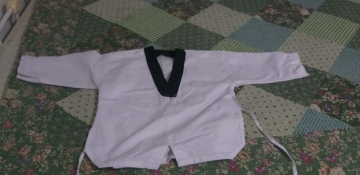 Экипировка и кимано для занятий тейквандо. Кимано примерно на 6 лет,