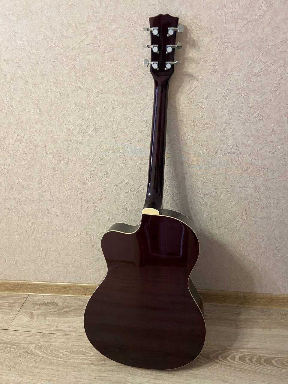 Продам акустическую гитару Adagio.