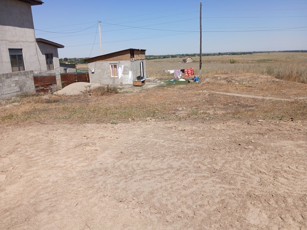 Участок с времянком
