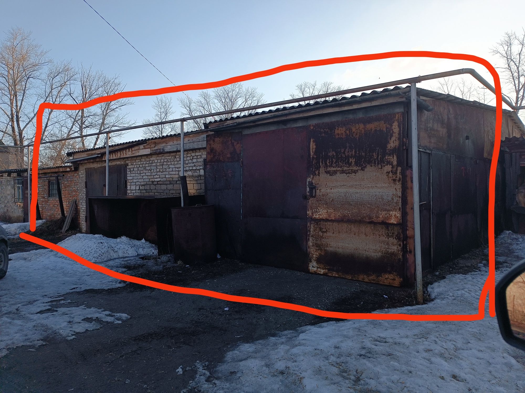 Продам строения возможно под строительство жилого дома.