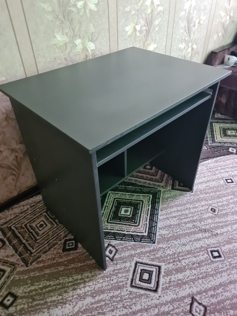Продам стол  крепкий