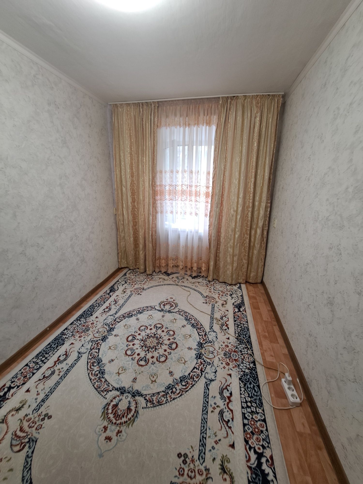 Продаём двухкомнатную квартиру возле "Пассажа "