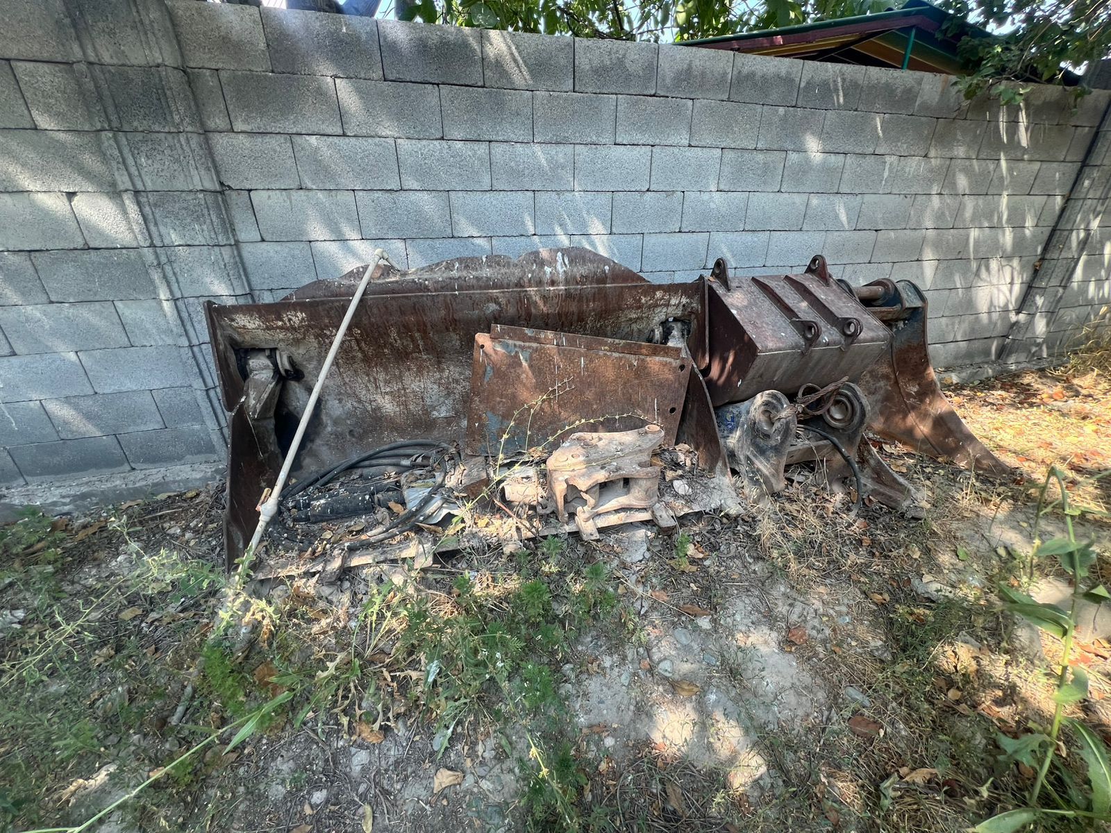 Продаются 3 ковша и 2 быстросъема (общим планом на фото)