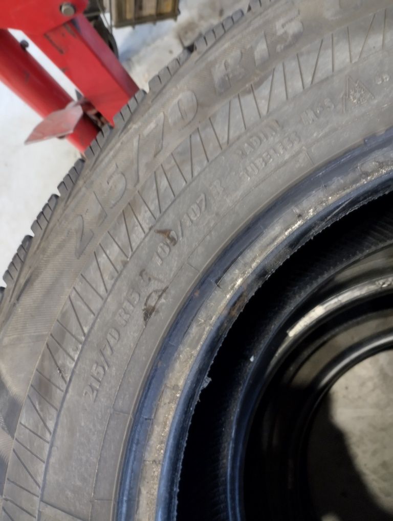 Продам 2шт шт 215 70 R15C