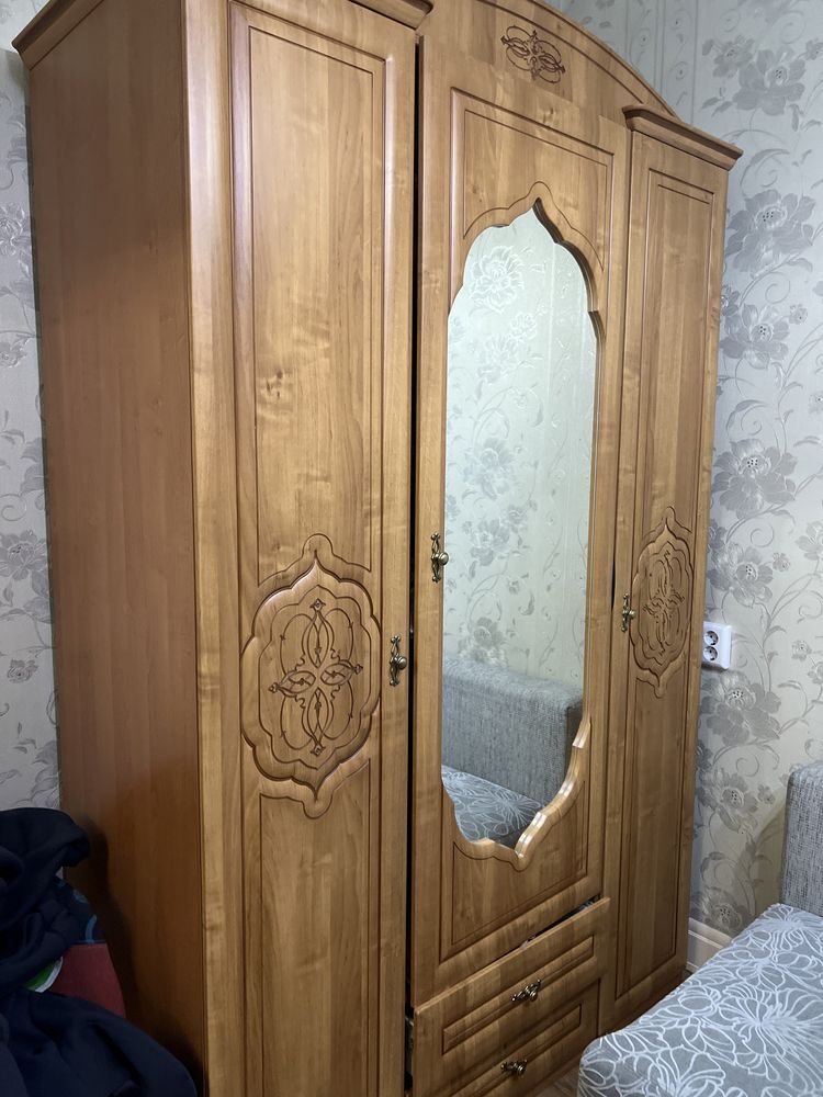 Продам гарнитур шкаф и две тумбочки