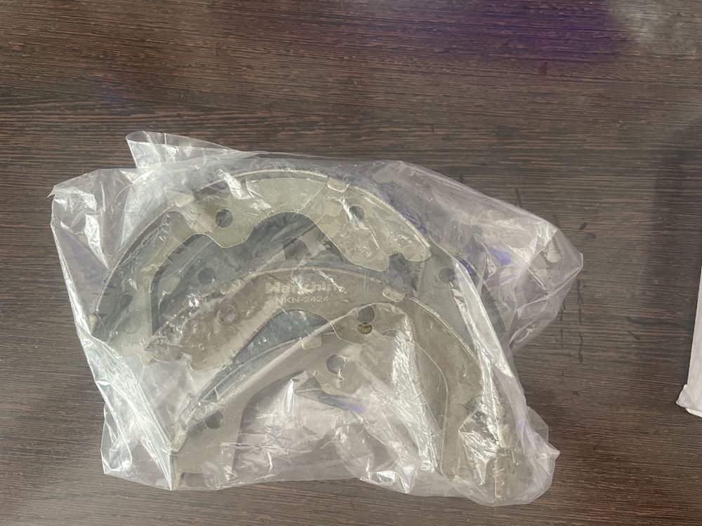 Продам тормозные колодки ручника на Ниссан