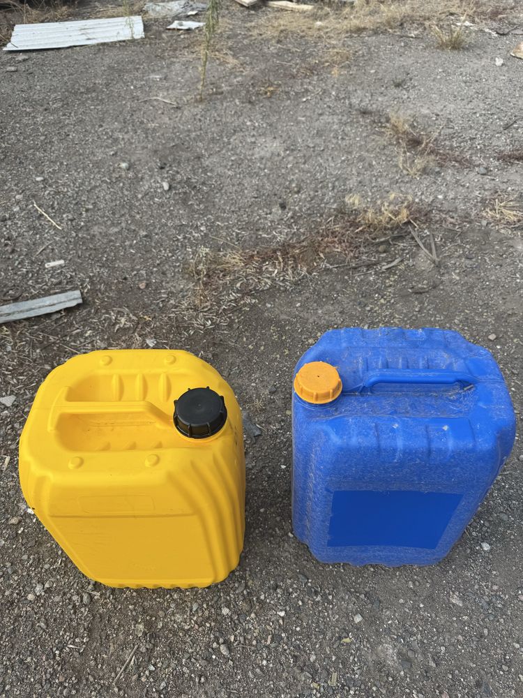 Продам канистры 20л