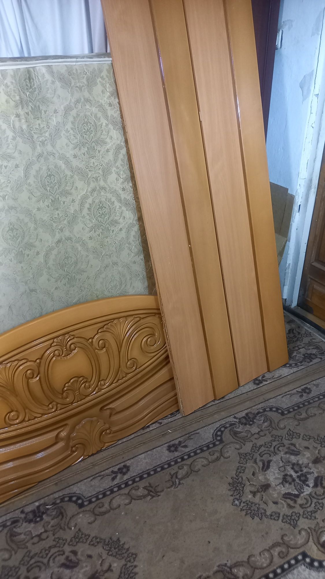 Кровать большая..