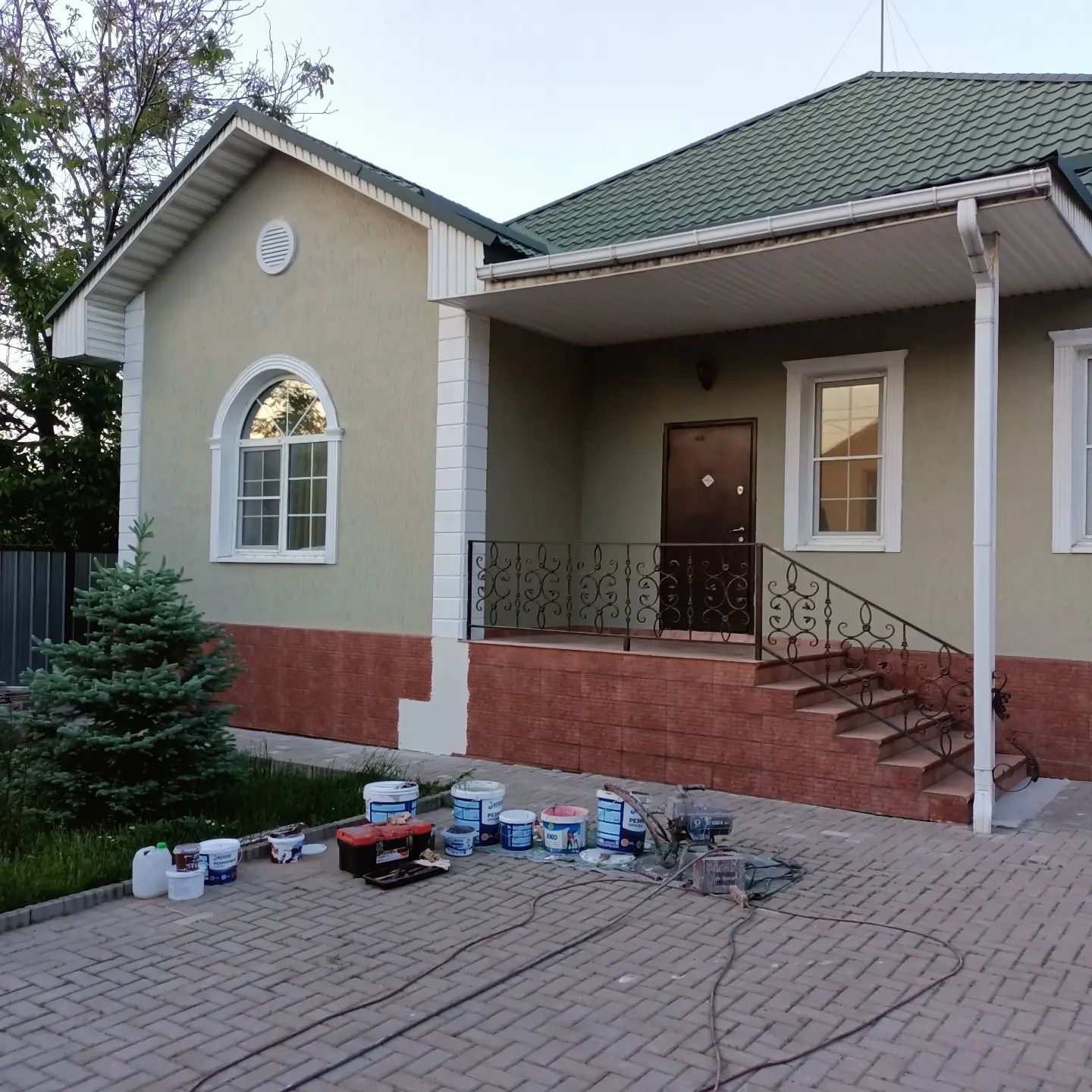 Покраска крыш, фасада здания, заборов и ворот.