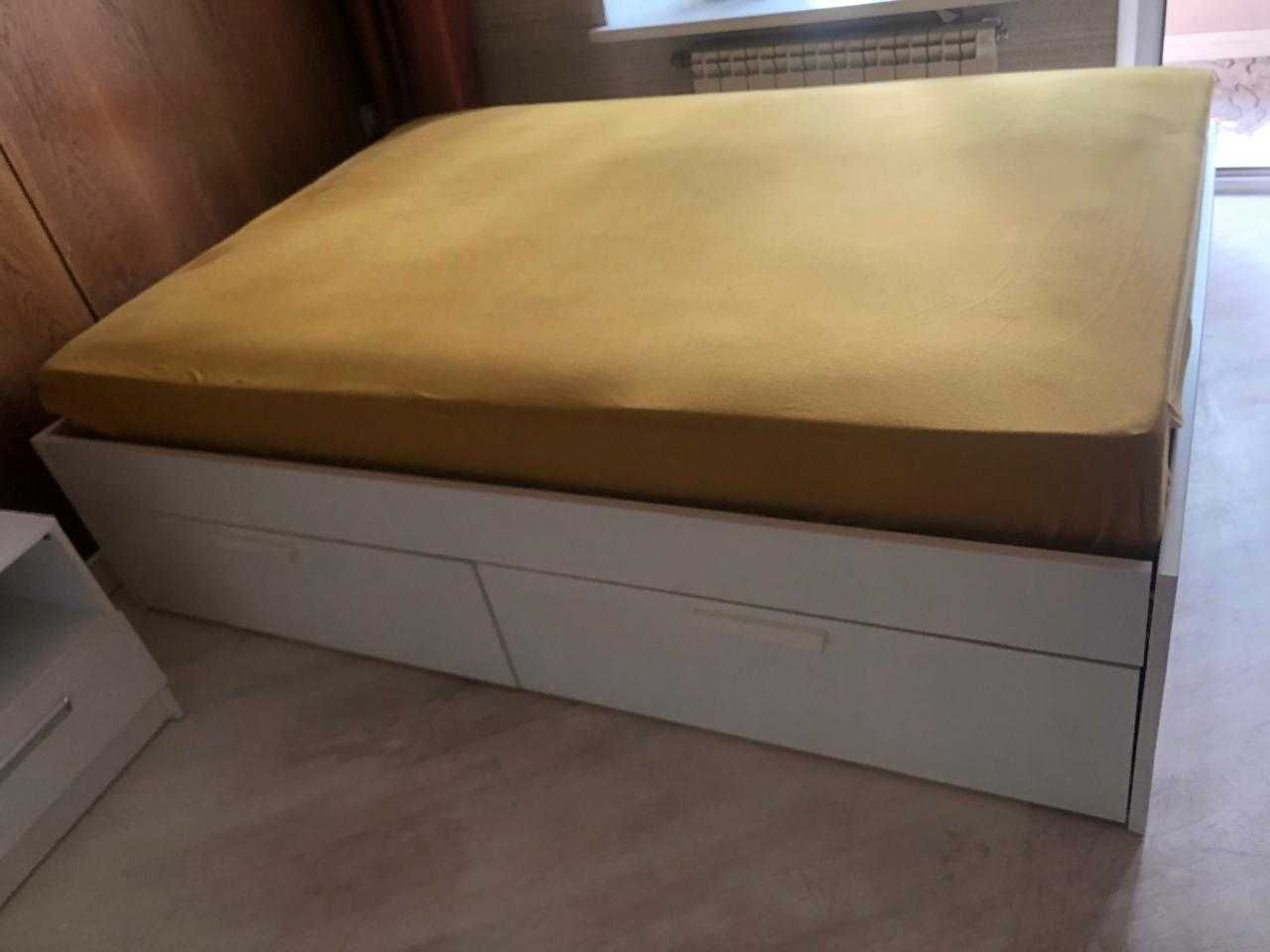 Кровать с полками