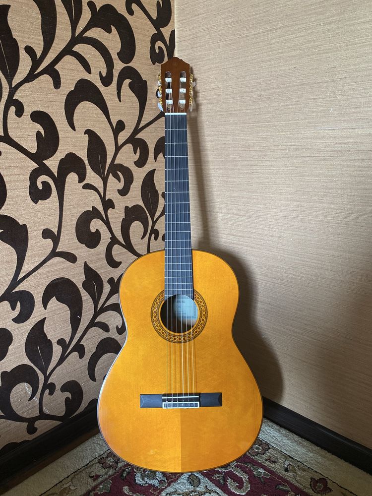 Классические гитара (YAMAHA)
