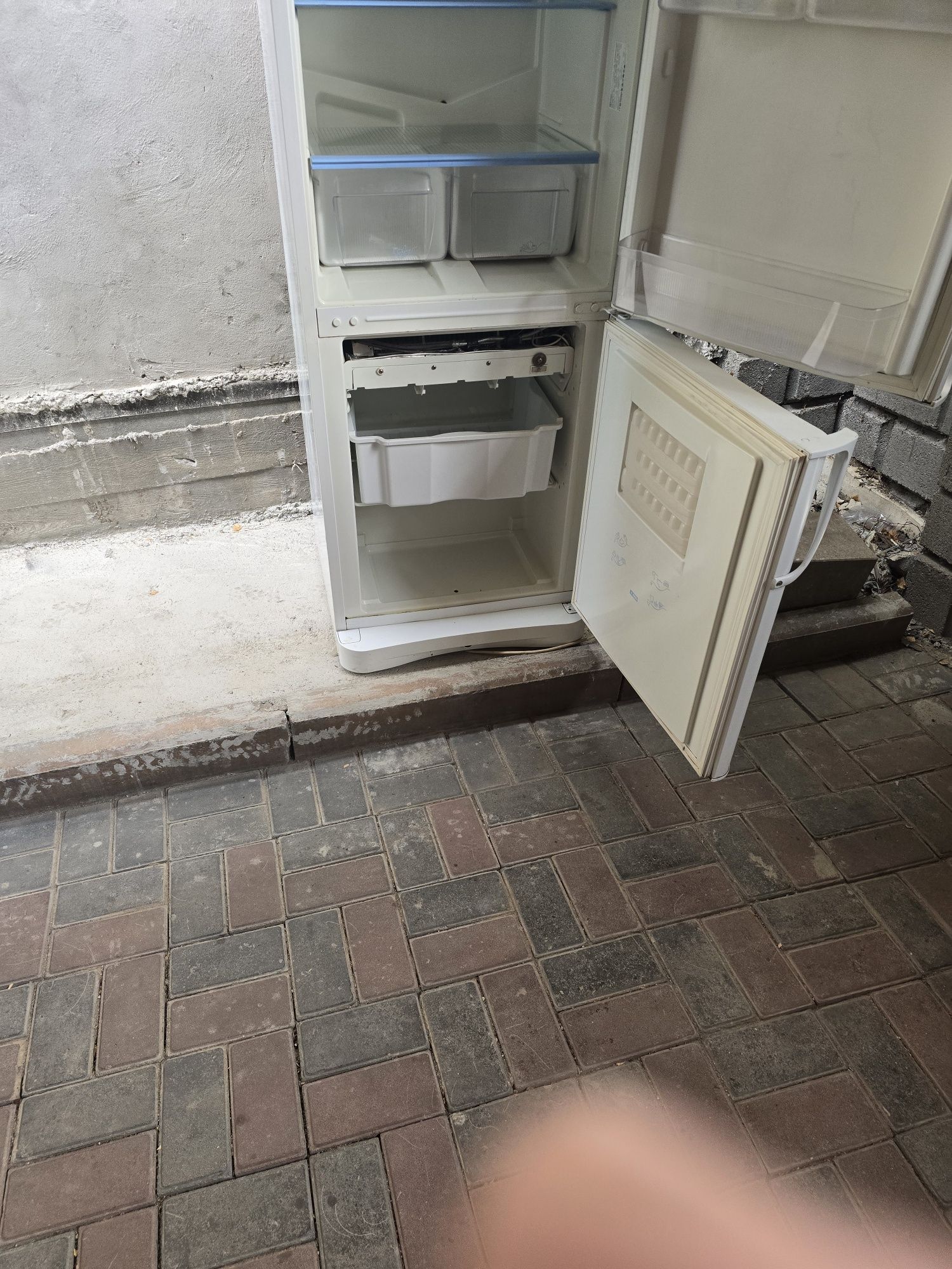 Продам холодильник на запчасти