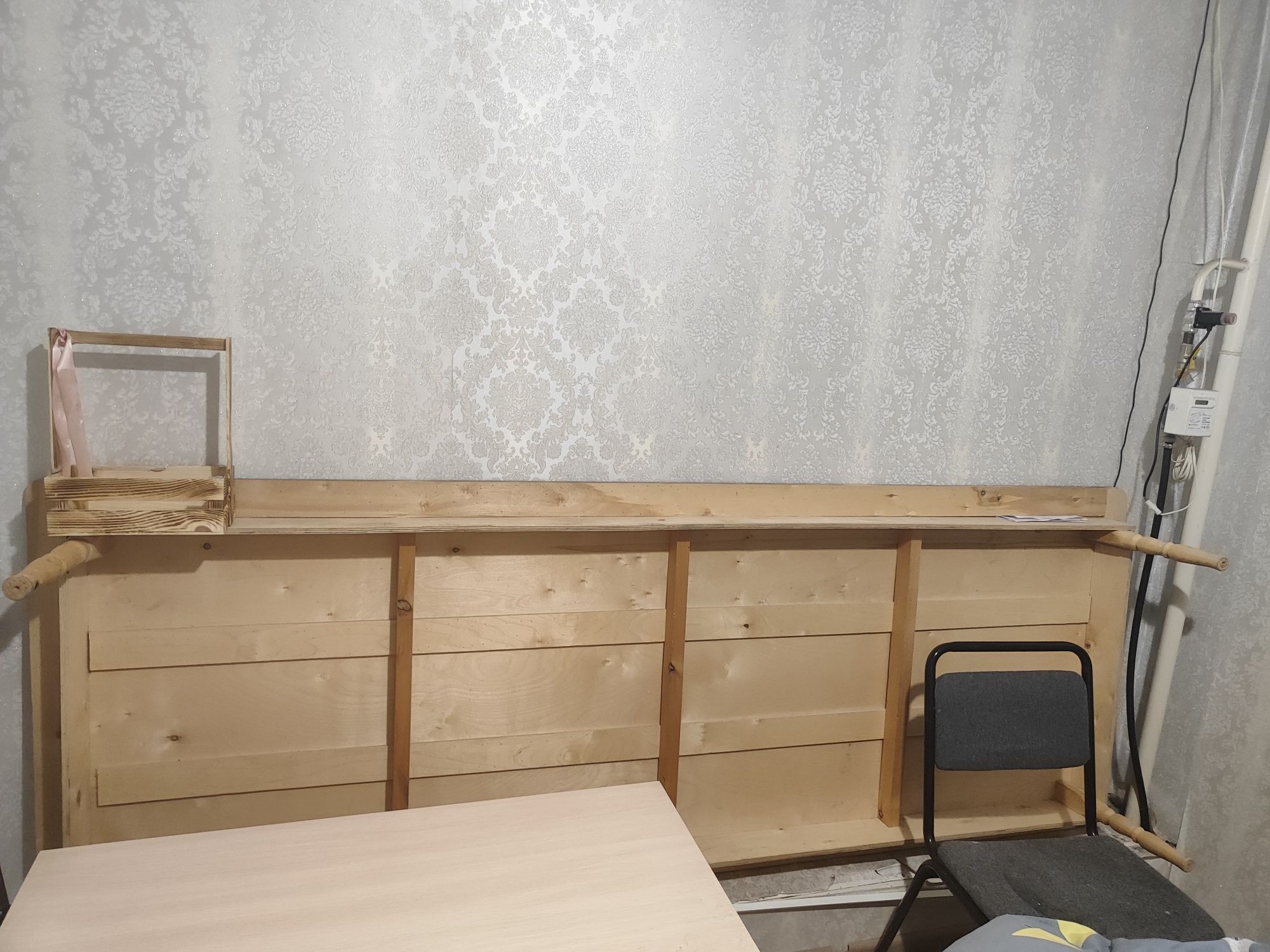 Ұзын жер стол, камод ( 2 шт), ұзын шкаф, сандық сатылады.