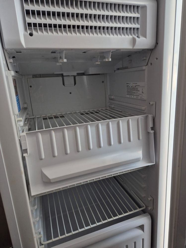 Продам морозильник indesit
