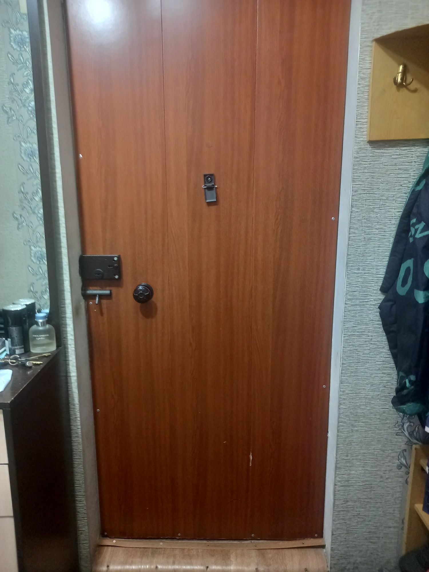 Продам входную железную дверь