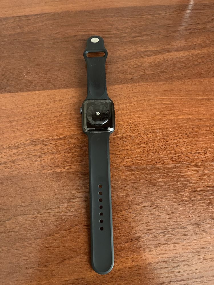 Apple watch SE оригинал цена 70000тг. Есть небольшой торг есть зарядка