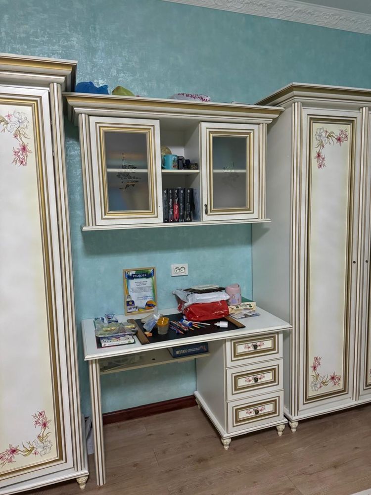 Спальный гарнитур (2 кровати, 2 шкафа, 2 тумбочки, комод, стол, полка)