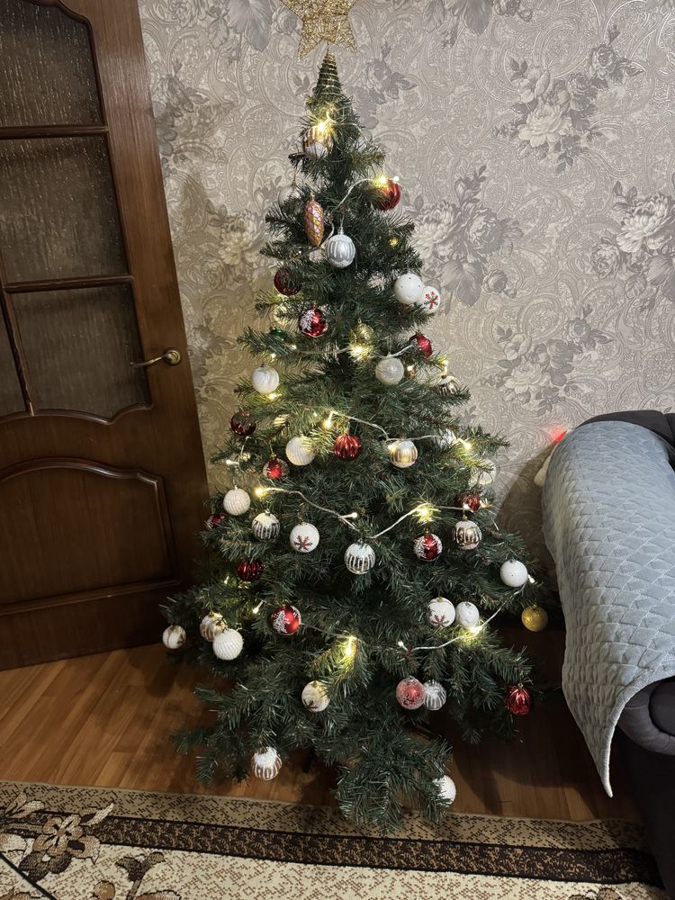 Продам елку вместе с игрушками и гирляндой