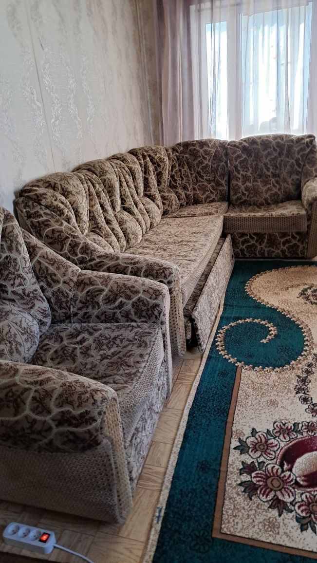 Продам угловой диван с креслом одним , в подарок идёт стол без телевиз