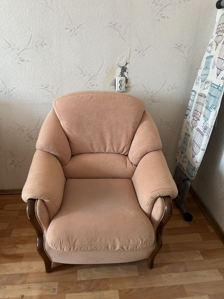 Продается диван с креслами