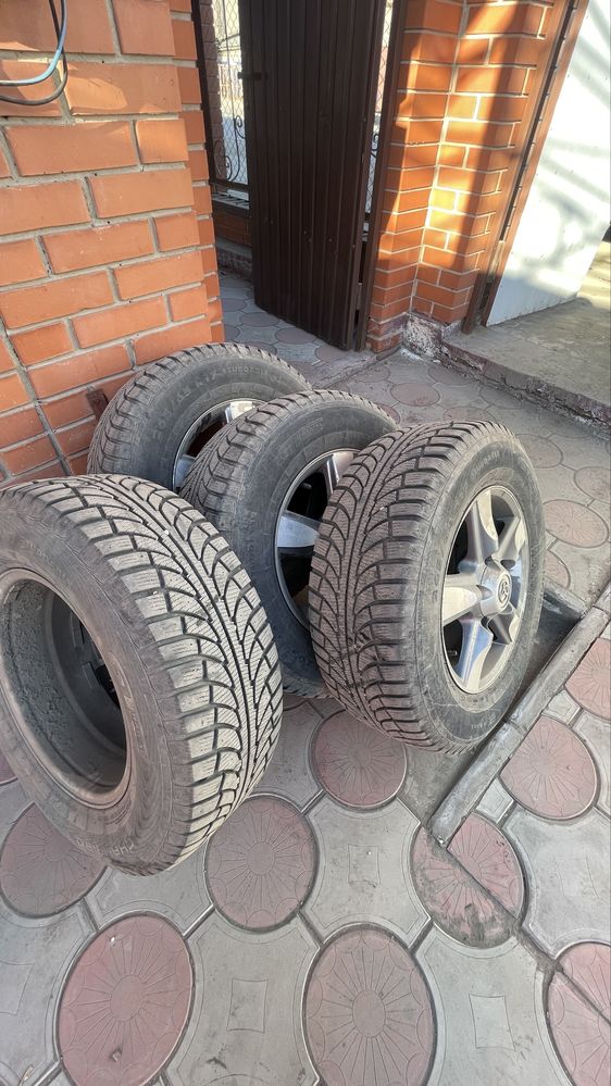 Продам резину с титановым дискам
