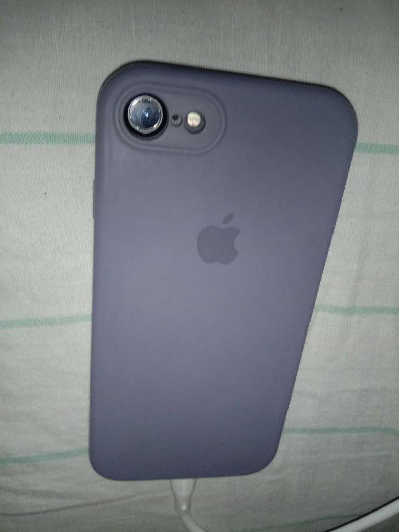 iPhone 7 вместе с чехлом