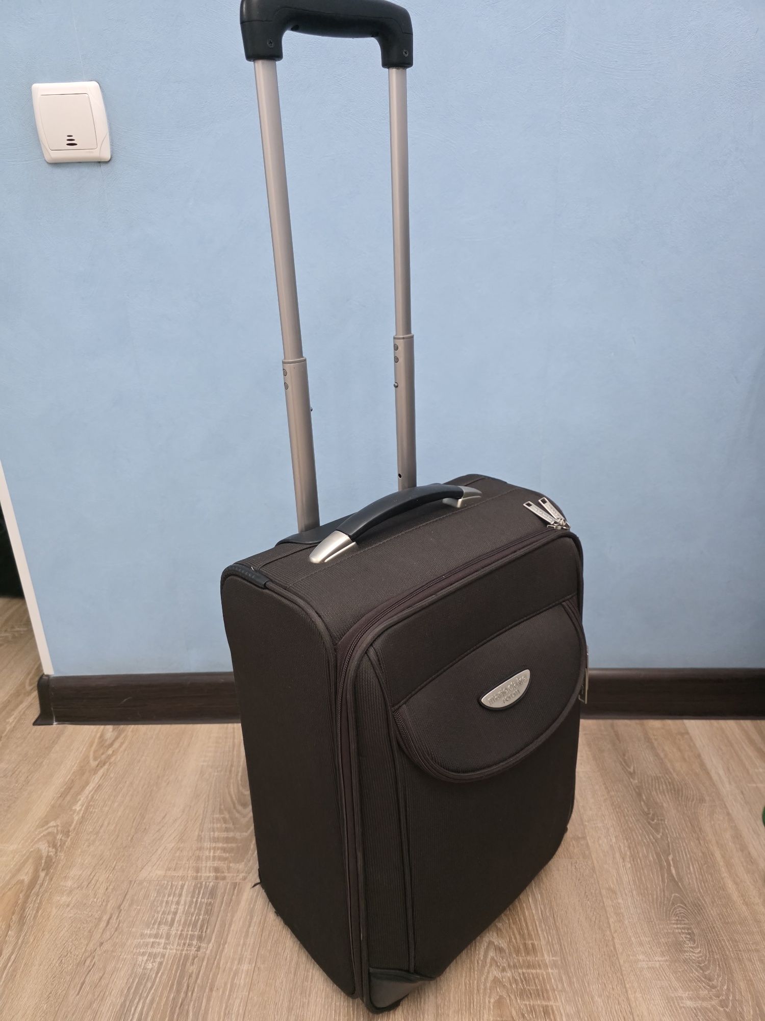 Продам чемодан маленький