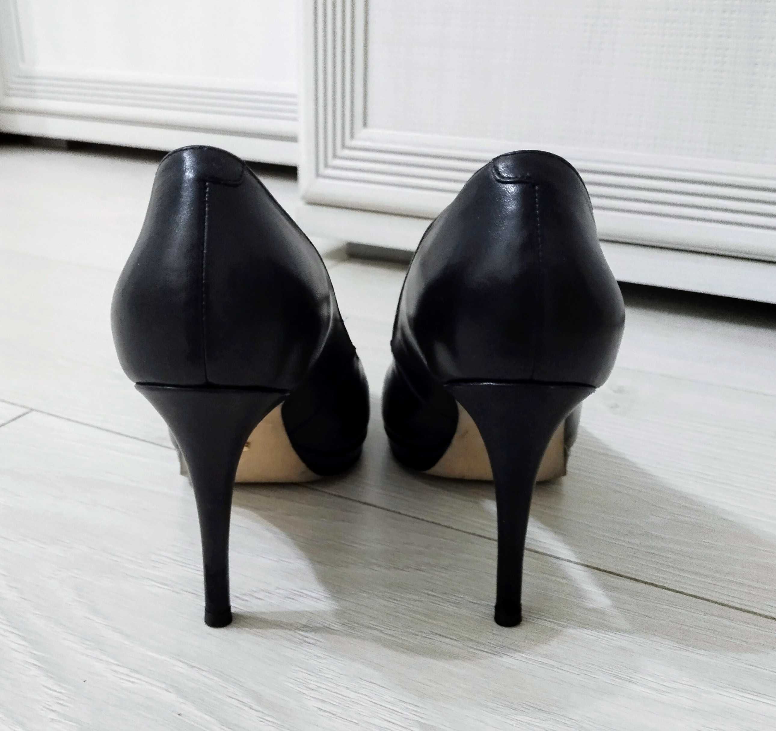 Продам женские туфли Djovannia