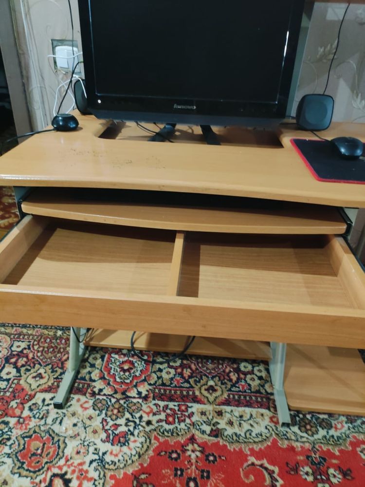 Отдам даром компьютрный стол